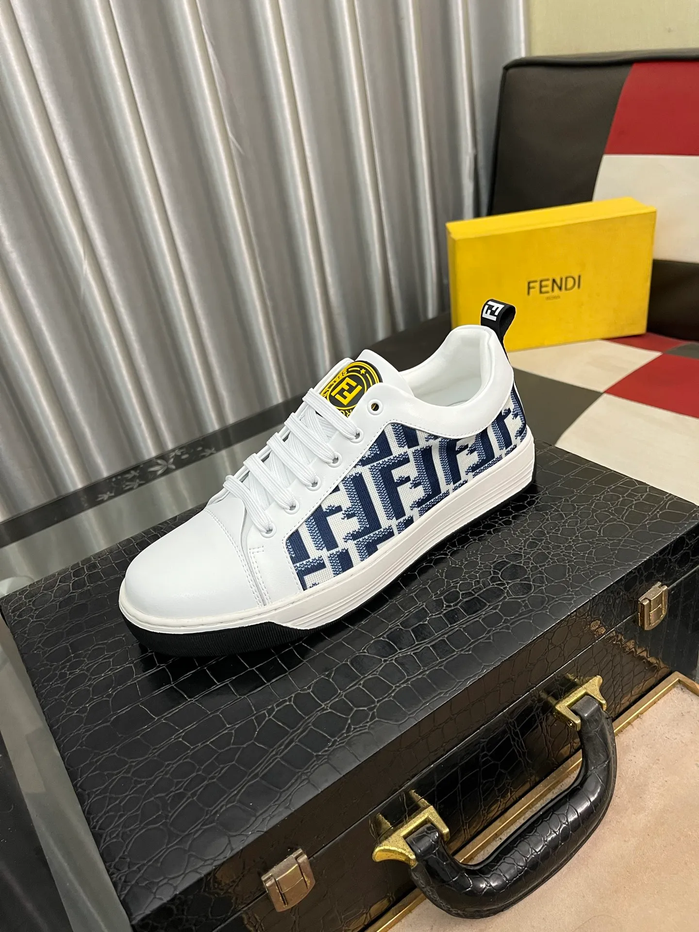 Men's Men's Shoes💰420⌚️⌚️[Fendi] Fendi's latest casual shoes for men! Available at counters simultaneously! Made entirely of imported top-grain calfskin, the interior is made of top-grain water-dyed cowhide, and the original factory-supplied rubber outsole. Leading new fashion concepts. Matching code: 38-442️⃣Colors available